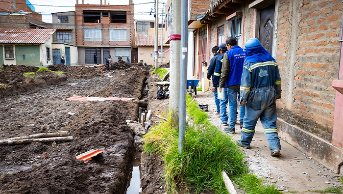 Emsapuno S.A. ejecutó trabajos de reparación de red de distribución ante una rotura en la urbanización de Chanu Chanu.