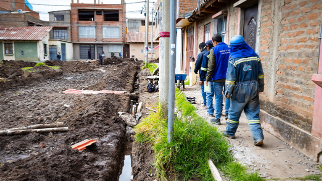 Emsapuno S.A. ejecutó trabajos de reparación de red de distribución ante una rotura en la urbanización de Chanu Chanu. 
