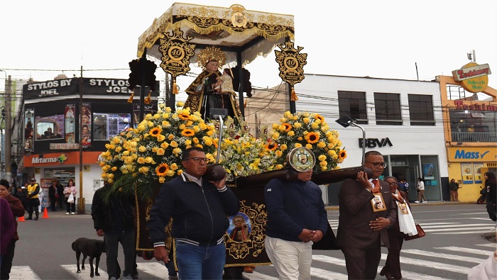 San Antonio de Padua llega en procesi贸n