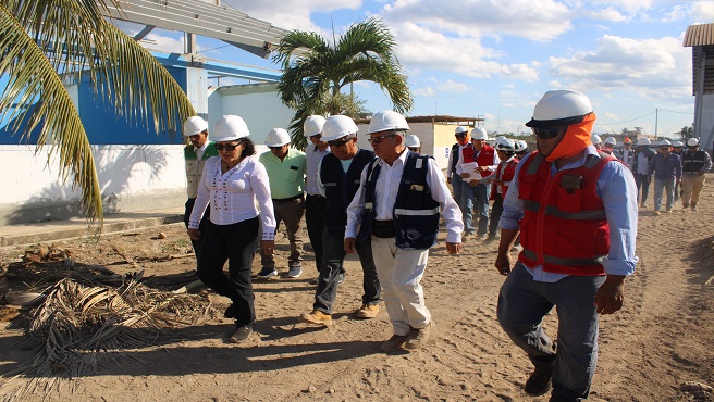 Congresista Karol Paredes verifica estado de la obra en construcción