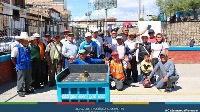 👴Dejar huellas en nuestro trajinar es parte de la vida, es por ello que el Centro de Atención al Adulto Mayor (CIAM), ha celebrado el día del Padre con los adultos mayores de nuestro comedor municipal.
🤝En una mañana de confraternidad nuestros adultos mayores revivieron sus años mosos con el juego de antaño "El Sapito", formando grupos de cuatro a cinco personas por equipo.
📌Finalmente, y con mucho entusiasmo fueron al comedor municipal donde se les preparó un  almuerzo.
🤝Desde el CIAM, hacemos un saludo a todos los padres en su día y que sigan luchando por buscar un mejor país.