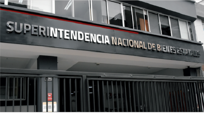 La Contraloría General de la Repúblicadeterminó que dos funcionarios y una profesional de la Dirección de Gestión del Patrimonio Estatal de la Superintendencia Nacional de Bienes Estatales (SBN) evaluaron, declararon y validaron sin sustento legal la nulidad de oficio del acto administrativo que dispuso la reversión parcial a favor al Estado de un predio de 16 067.88 metros cuadrados que fue transferido en el 2008 a la Municipalidad Distrital de Villa María del Triunfo (MVMT) y que actualmente está siendo ocupado por un centro comercial de un operador privado, pese a que su objetivo inicial era destinarse a albergar un proyecto deportivo en beneficio de los ciudadanos del distrito.