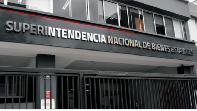 La Contraloría General de la Repúblicadeterminó que dos funcionarios y una profesional de la Dirección de Gestión del Patrimonio Estatal de la Superintendencia Nacional de Bienes Estatales (SBN) evaluaron, declararon y validaron sin sustento legal la nulidad de oficio del acto administrativo que dispuso la reversión parcial a favor al Estado de un predio de 16 067.88 metros cuadrados que fue transferido en el 2008 a la Municipalidad Distrital de Villa María del Triunfo (MVMT) y que actualmente está siendo ocupado por un centro comercial de un operador privado, pese a que su objetivo inicial era destinarse a albergar un proyecto deportivo en beneficio de los ciudadanos del distrito.