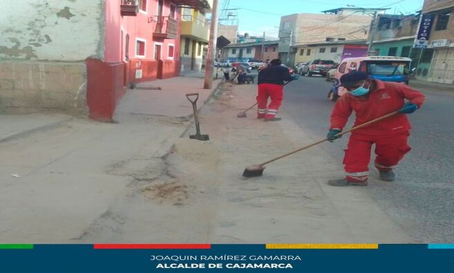 โ
La gerencia de Desarrollo Ambiental realizรณ la limpieza y desarenado en la Av. La Paz, especรญficamente en las cuadras 10 y 11. La iniciativa tiene como objetivo principal mejorar la salubridad y el aspecto estรฉtico de esta transitada arteria urbana, ademรกs de permitir un buen flujo de aguas pluviales en esta zona de Cajamarca.
๐Esta actividad forma parte de los esfuerzos continuos de la #MPC para mantener los espacios pรบblicos en condiciones รณptimas, invitando a la colaboraciรณn ciudadana en el cuidado y preservaciรณn de estas รกreas comunes.