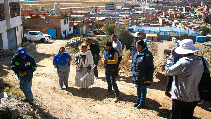 Personal técnico de la gerencia de operaciones verifico presiones en el pasaje Alberto Silva del barrio Chejoña.