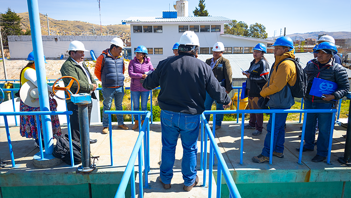 La visita técnica tuvo inicio en la captación Chimu, Planta de Tratamiento Aziruni y finalizaron en las lagunas de estabilización el Espinar