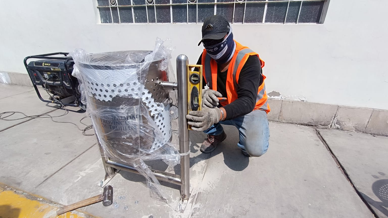 Inician instalación de papeleras de acero inoxidable en Centro Histórico de Trujillo
