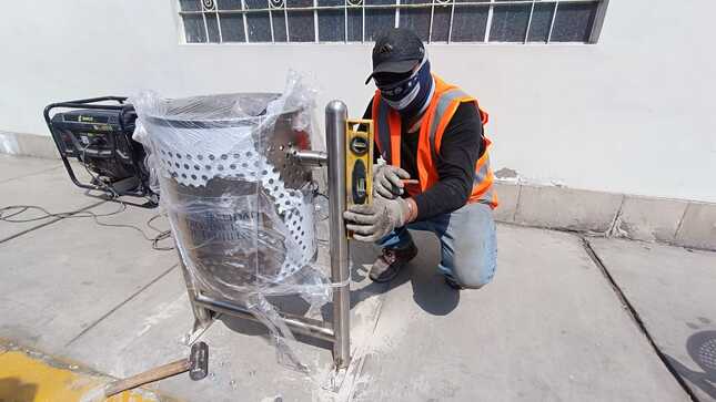 Inician instalación de papeleras de acero inoxidable en Centro Histórico de Trujillo