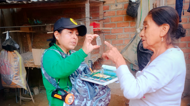 El despliegue de los inspectores sanitarios en toda la región Piura se realiza con la previa orientación de la intervención para el control larvario, promoviendo el uso del larvicida, (piriproxifen), que se colocan en los recipientes con agua para cortar el desarrollo de las larvas del zancudo Aedes aegypti.