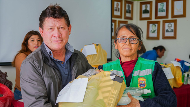 Entrega de Equipos de Protección Personal (EPP) a obreros que realizan la labor de limpieza pública y mantenimiento de parques y jardines.