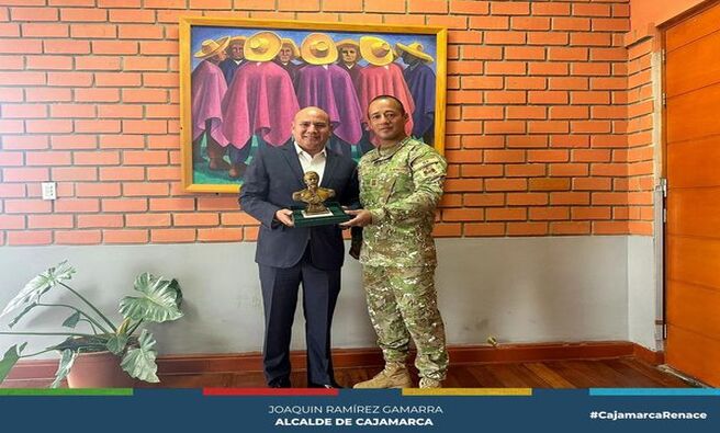 📌La Corporación de Oficiales, Técnicos, Suboficiales, PTSMV y Personal Civil del Batallón de Infantería Motorizado (BIM) Zepita N°7 ha reconocido al alcalde provincial de Cajamarca, Joaquin Ramírez Gamarra, por su desprendimiento y apoyo incondicional a este batallón, que se encuentra acantonado en el distrito de Los Baños del Inca.
✅El Teniente Coronel de Infantería Christian Paúl Cabellos Díaz expresó su agradecimiento al alcalde Ramírez Gamarra por su constante colaboración y respaldo hacia el BIM Zepita N°7. Este reconocimiento destaca la importancia del trabajo conjunto entre las autoridades locales y las fuerzas armadas en beneficio de la comunidad.