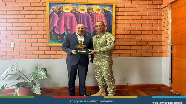 📌La Corporación de Oficiales, Técnicos, Suboficiales, PTSMV y Personal Civil del Batallón de Infantería Motorizado (BIM) Zepita N°7 ha reconocido al alcalde provincial de Cajamarca, Joaquin Ramírez Gamarra, por su desprendimiento y apoyo incondicional a este batallón, que se encuentra acantonado en el distrito de Los Baños del Inca.
✅El Teniente Coronel de Infantería Christian Paúl Cabellos Díaz expresó su agradecimiento al alcalde Ramírez Gamarra por su constante colaboración y respaldo hacia el BIM Zepita N°7. Este reconocimiento destaca la importancia del trabajo conjunto entre las autoridades locales y las fuerzas armadas en beneficio de la comunidad.