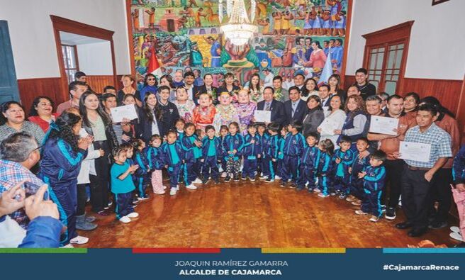📌La Municipalidad Provincial de Cajamarca, liderada por el alcalde Joaquin Ramírez Gamarra, ha premiado a los ganadores del Concurso de Alfombras de Corpus Christi 2024. La regidora Elisa Chávez, agradeció a todos los participantes que, con sus hermosos diseños, han contribuido a dar un gran realce a la procesión del Santísimo y a la vez han fomentado la mejora del turismo, rescatando tradición y fe en nuestra querida ciudad.
✅El Concurso de Alfombras de Corpus Christi ha sido un evento emblemático que une a la comunidad cajamarquina en una celebración de creatividad y devoción. Las alfombras, elaboradas con gran esmero y dedicación, no solo embellecen nuestras calles durante esta festividad, sino que también atraen a numerosos visitantes, fortaleciendo la identidad cultural y religiosa de Cajamarca.
#Dato: Este año se contó por primera vez con la participación de la provincia de Cajabamba, representada por el colegio “Comandante Leoncio Martínez Vereau”