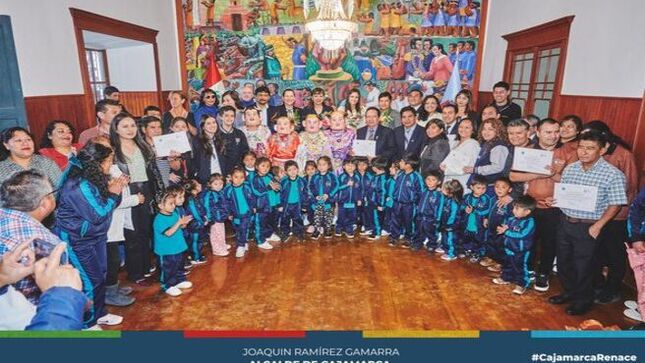 📌La Municipalidad Provincial de Cajamarca, liderada por el alcalde Joaquin Ramírez Gamarra, ha premiado a los ganadores del Concurso de Alfombras de Corpus Christi 2024. La regidora Elisa Chávez, agradeció a todos los participantes que, con sus hermosos diseños, han contribuido a dar un gran realce a la procesión del Santísimo y a la vez han fomentado la mejora del turismo, rescatando tradición y fe en nuestra querida ciudad.
✅El Concurso de Alfombras de Corpus Christi ha sido un evento emblemático que une a la comunidad cajamarquina en una celebración de creatividad y devoción. Las alfombras, elaboradas con gran esmero y dedicación, no solo embellecen nuestras calles durante esta festividad, sino que también atraen a numerosos visitantes, fortaleciendo la identidad cultural y religiosa de Cajamarca.
#Dato: Este año se contó por primera vez con la participación de la provincia de Cajabamba, representada por el colegio “Comandante Leoncio Martínez Vereau”