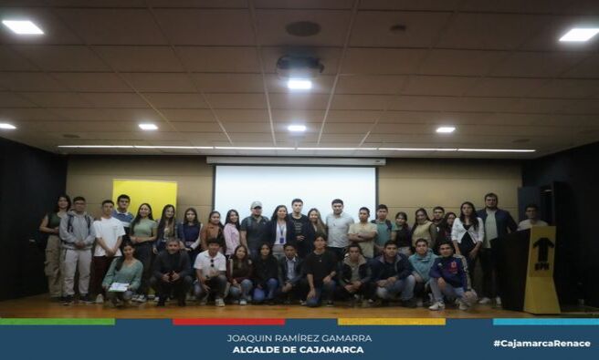 馃搶En un esfuerzo por fomentar la conciencia y acci贸n ambiental entre la juventud, la Municipalidad Provincial de Cajamarca ha presentado el plan de trabajo del Programa Municipal EDUCCA en la Facultad de Ingenier铆a de la Universidad Privada del Norte. Este programa tiene como objetivo principal involucrar a j贸venes promotores ambientales en el desarrollo de proyectos y actividades que est茅n alineados con los objetivos ambientales del programa.
馃懆鈥嶐煆獶urante la presentaci贸n, Liliana Lezama Oribe, responsable del Programa EDUCCA, destac贸 la importancia de la participaci贸n juvenil en temas ambientales. "Queremos que los j贸venes interesados en la protecci贸n del medio ambiente se unan a nosotros y contribuyan con su energ铆a e ideas innovadoras para desarrollar proyectos que beneficien a nuestra comunidad y nuestro entorno", manifest贸 Lezama.
鉁匧a convocatoria est谩 abierta hasta el final del mes y se invita a todos los j贸venes interesados a inscribirse a trav茅s de la p谩gina de Facebook de la Municipalidad Provincial de Cajamarca. Esta iniciativa busca no solo educar, sino tambi茅n empoderar a los j贸venes para que tomen un papel activo en la preservaci贸n y mejora del medio ambiente en su comunidad.