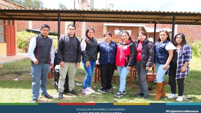 📌La Municipalidad Provincial de Cajamarca a través del Programa Renace Mujer y Familia en coordinación con la DEMUNNA de Namora realizaron una actividad de responsabilidad social con corte de cabello gratuitos además de una charla sobre 'violencia familiar' a los padres de familia de la I.E. 82970 de Sarín y El Aliso del distrito de Namora.
✅El equipo de profesionales de Renace Mujer y Familia atendieron a unas 80 personas entre niños, niñas adolescentes y adultos. El trabajo en conjunto nos conlleva a seguir brindando nuestros servicios a las personas de bajos recursos económicos en lugares alejados de nuestra ciudad.