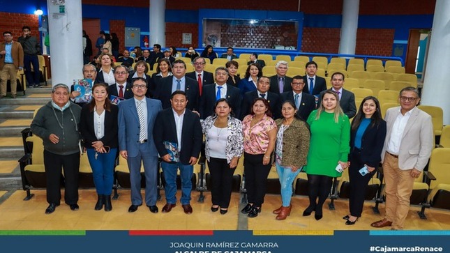 📌A través de una significativa ceremonia realizada en el auditorio municipal, 25 trabajadores ediles recibieron el reconocimiento por sus 25 años al servicio de la comuna local, acto que contó con la presencia de las regidoras integrantes de la comisión de Reconocimientos, Estímulos y Protocolo y funcionarios ediles. Este reconocimiento quedó plasmado en la respectiva Resolución Municipal y en un diploma que les fue entregado a cada uno de los trabajadores homenajeados.
📌Las regidora Delia Terán Herrera, Isabel Guitierrez y Julia Guerrero, junto a la Directora de la Oficina General de Recursos Humanos, Carmen Hurtado coincidieron en destacar el esfuerzo laboral de cada uno de los trabajadores  al servicio institucional y al desarrollo y progreso de Cajamarca.
✅A su vez Telmo Ishpilco, expresó su agradecimiento a la gestión municipal por este desprendimiento para reconocer a este grupo de trabajadores municipales, señalando que a través de los 25 años y de diversas gestiones los trabajadores han puesto su dedicación y trabajo al servicio de la comuna.