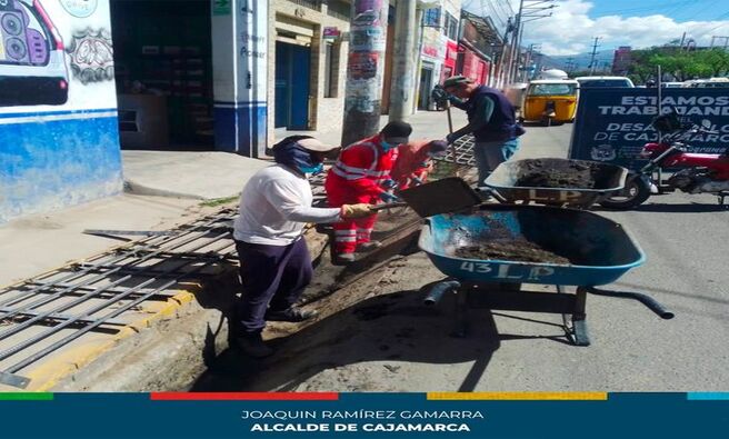 ✅La Municipalidad Provincial de Cajamarca y la gerencia de Desarrollo Ambiental han completado exitosamente la limpieza y deshierbo en la Vía de Evitamiento Sur, desde Jr. San Francisco hasta Jr. Santa Teresa. Este esfuerzo tiene como objetivo principal mejorar la seguridad vial y mantener un entorno urbano limpio y ordenado.
🗣Durante esta actividad se removieron desechos y maleza que obstruían las cunetas y márgenes de la carretera. Estas labores no solo embellecen la ciudad, sino que también reducen el riesgo de inundaciones y mejoran la calidad de vida de los residentes.