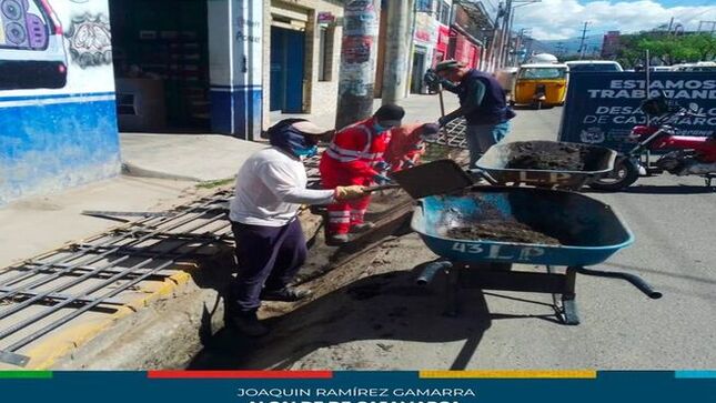 ✅La Municipalidad Provincial de Cajamarca y la gerencia de Desarrollo Ambiental han completado exitosamente la limpieza y deshierbo en la Vía de Evitamiento Sur, desde Jr. San Francisco hasta Jr. Santa Teresa. Este esfuerzo tiene como objetivo principal mejorar la seguridad vial y mantener un entorno urbano limpio y ordenado.
🗣Durante esta actividad se removieron desechos y maleza que obstruían las cunetas y márgenes de la carretera. Estas labores no solo embellecen la ciudad, sino que también reducen el riesgo de inundaciones y mejoran la calidad de vida de los residentes.