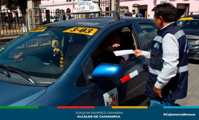 📌Comprometidos en erradicar la informalidad y el ordenamiento del transporte en la ciudad, la gerencia de Transporte y Seguridad Vial de la Municipalidad de Cajamarca continúa intensificando los operativos de fiscalización en el servicio de transporte público en puntos críticos de Cajamarca con el fin de imponer el principio de autoridad y hacer respetar las normas que rigen en nuestra municipalidad.
✅El operativo se realizó en las intersecciones del jirón Fraternidad y Av. El Maestro, Av. Los Héroes y jirón Romero y en la Plaza de Armas, alcanzando a conductores de taxis, mototaxis y combis, de los cuales algunos no contaban con la tarjeta única de circulación (TUC), SOAT y otras irregularidades.