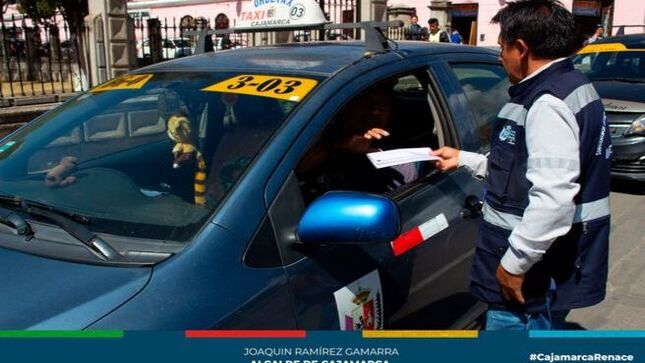 📌Comprometidos en erradicar la informalidad y el ordenamiento del transporte en la ciudad, la gerencia de Transporte y Seguridad Vial de la Municipalidad de Cajamarca continúa intensificando los operativos de fiscalización en el servicio de transporte público en puntos críticos de Cajamarca con el fin de imponer el principio de autoridad y hacer respetar las normas que rigen en nuestra municipalidad.
✅El operativo se realizó en las intersecciones del jirón Fraternidad y Av. El Maestro, Av. Los Héroes y jirón Romero y en la Plaza de Armas, alcanzando a conductores de taxis, mototaxis y combis, de los cuales algunos no contaban con la tarjeta única de circulación (TUC), SOAT y otras irregularidades. 