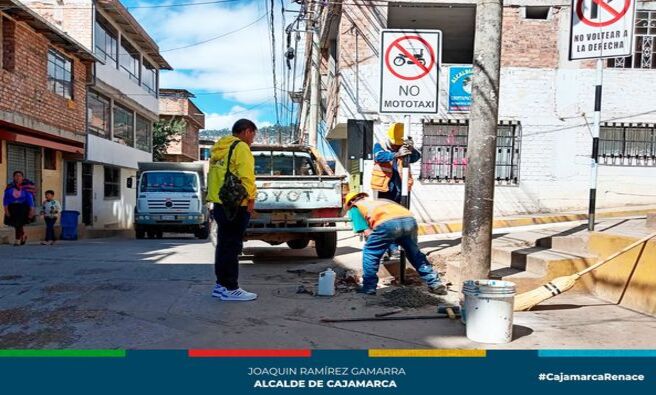📌Con el propósito de hacer respetar las normas municipales y el Reglamento Nacional de Tránsito, la gerencia de Transporte y Seguridad Vial de la Municipalidad de Cajamarca, intensifica trabajos de mantenimiento e instalación de postes de señalización vertical las principales calles de la ciudad.
✅Las labores se realizaron en el jirón Los Cipreses y Av. 13 de Julio entre otras calles con el fin de descongestionar el tránsito vehicular y peatonal, así como prevenir accidentes de tránsito