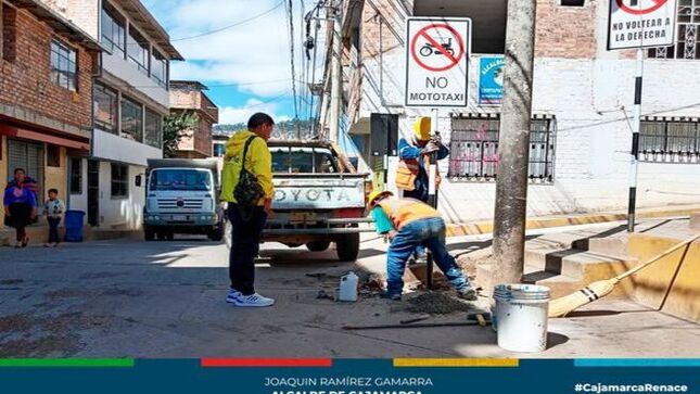 📌Con el propósito de hacer respetar las normas municipales y el Reglamento Nacional de Tránsito, la gerencia de Transporte y Seguridad Vial de la Municipalidad de Cajamarca, intensifica trabajos de mantenimiento e instalación de postes de señalización vertical las principales calles de la ciudad.
✅Las labores se realizaron en el jirón Los Cipreses y Av. 13 de Julio entre otras calles con el fin de descongestionar el tránsito vehicular y peatonal, así como prevenir accidentes de tránsito
