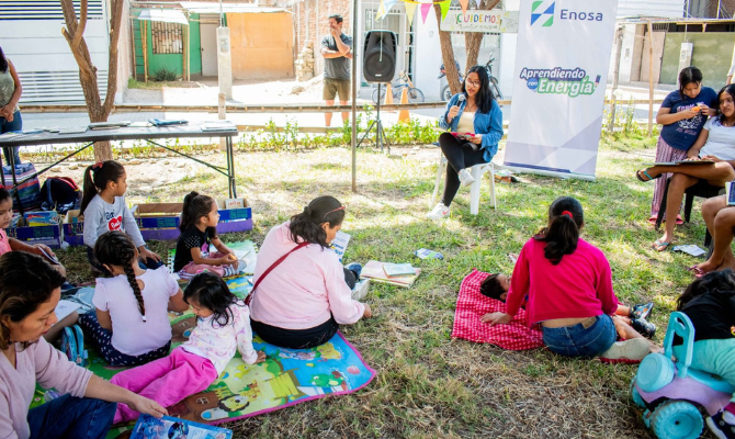 Enosa amplió su programa “Aprendiendo con energía” al club de lectura para niños, organizado por la Juveco de Santa Margarita, los vecinos y la Municipalidad de Veintiséis de Octubre.