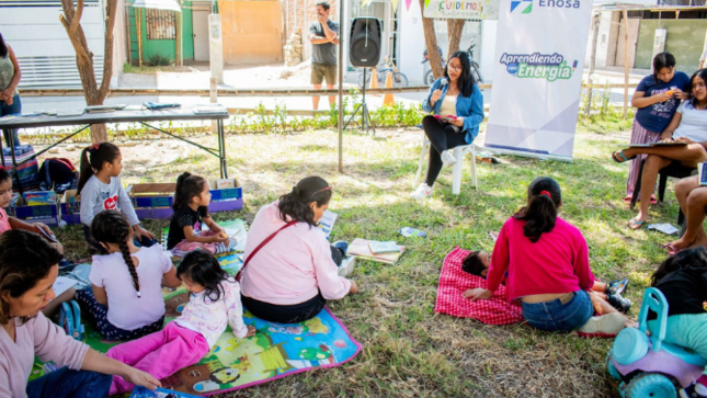 Enosa amplió su programa “Aprendiendo con energía” al club de lectura para niños, organizado por la Juveco de Santa Margarita, los vecinos y la Municipalidad de Veintiséis de Octubre.