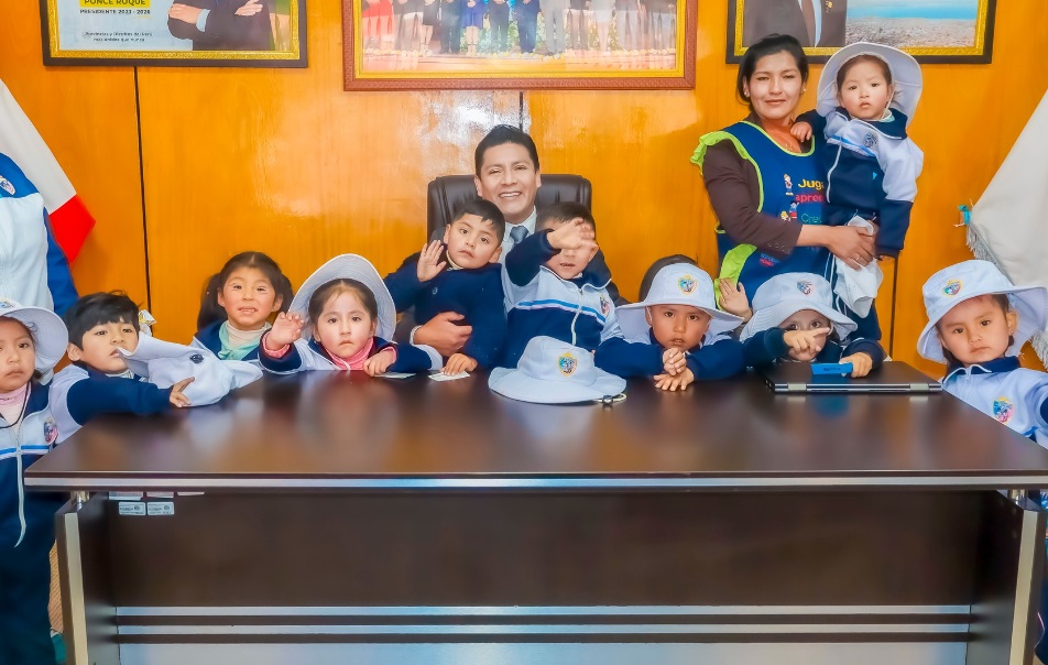 Continuan visitas de estudiantes de Instituciones Educativas Iniciales al palacio municipal de la comuna puneña