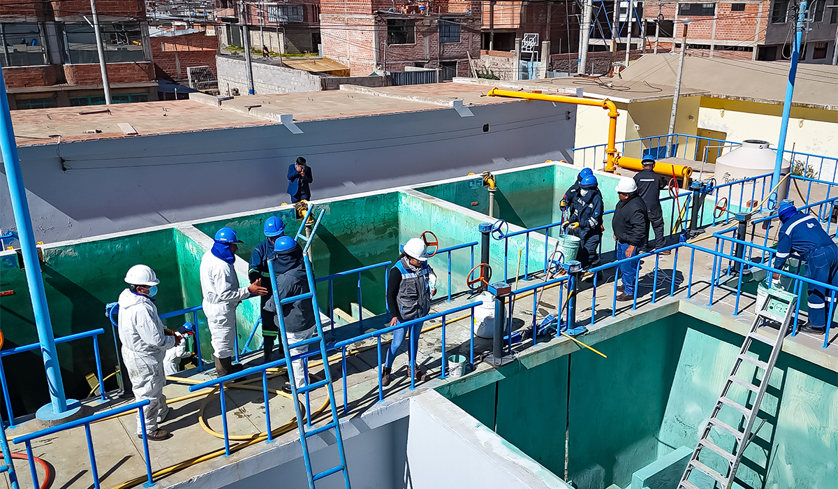 Personal operativo de Emsapuno desarrolla limpieza y mantenimiento preventivo de la planta de tratamiento de agua potable Aziruni.