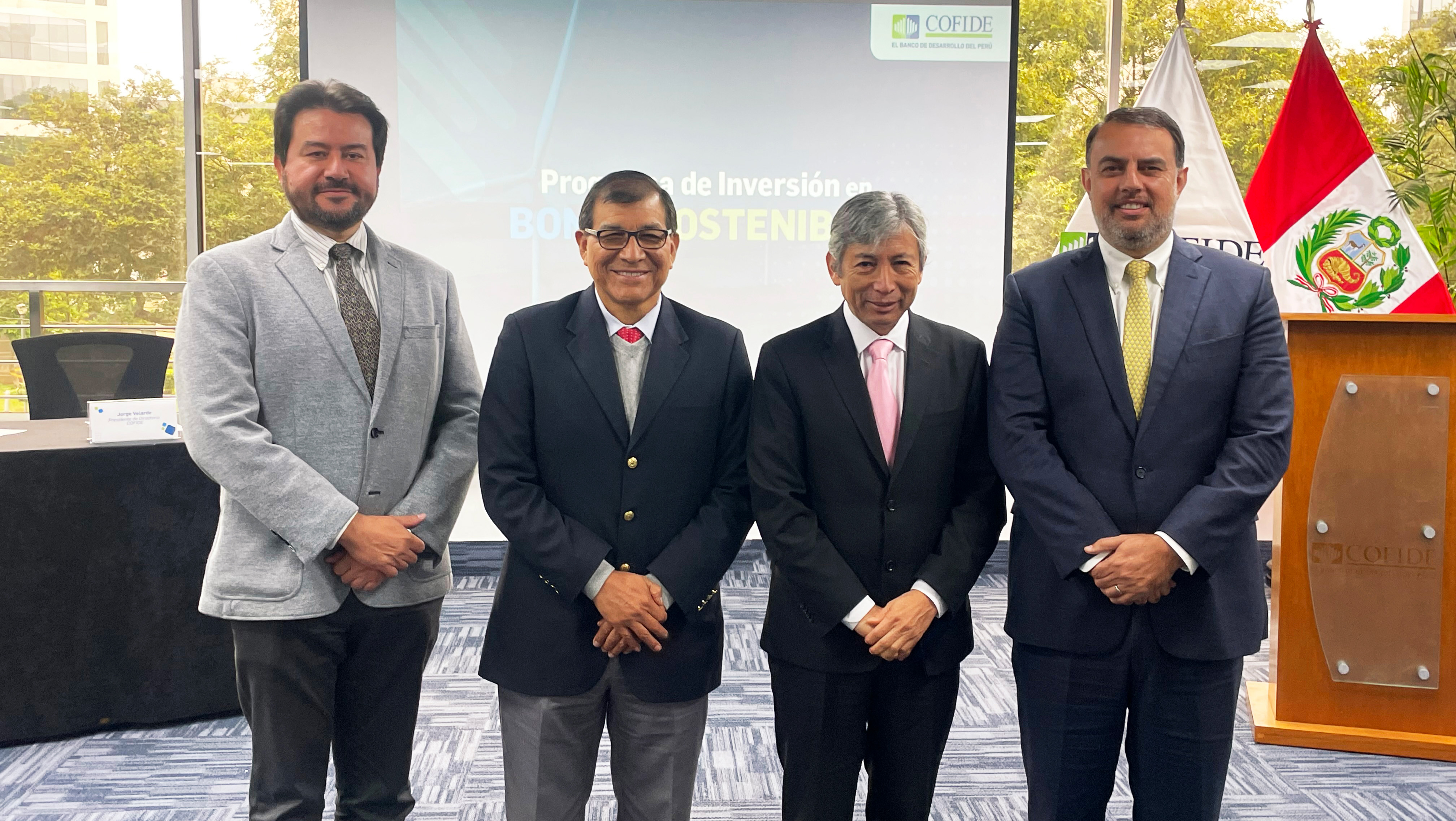 Imagen con autoridades del evento de presentación del programa: Ministro de Economía y Finanzas, Presidente de COFIDE y Superintendente de SMV