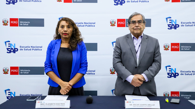 Dr. Óscar Ugarte Ubilluz, Director General de la ENSAP junto a la Mg. Elizabeth Díaz, Gestora Académica ENSAP.