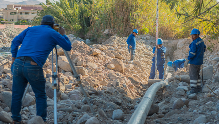 Personal de distribución y recolección de la Empresa Prestadora de Servicios de Moquegua, culminó los trabajos relacionados al empalme y recuperación de 210 metros lineales de la red de alcantarillado que colinda con el río Moquegua, a la altura del Malecón Ribereño.
Walter Villasante Conza, Gerente general de la EPS, señaló que dichos trabajos fueron priorizados por la empresa, ante la evaluación de daños que se realizó después de la temporada de lluvias que ocasionó el incremento del caudal en el río Moquegua y dañó la infraestructura de la red de alcantarillado que conduce el agua residual del centro poblado de los Ángeles a la PTAR Omo. 
Así mismo, el funcionario indicó que dicha intervención se enmarca en una de las políticas de la empresa que corresponde a las acciones de preservación y cuidado del medio ambiente, minimizando impactos ambientales. 
En este caso, la recuperación de la línea de alcantarillado evitaría impactos ambientales negativos en el río Moquegua y en los sectores aledaños, puntualizó Villasante Conza. 
Uso de nueva tecnología en el sistema de alcantarillado
Cabe indicar, que el personal de Distribución de la EPS, a cargo de la ejecución de dicho mantenimiento utilizó equipos de termofusión para termo soldar la tubería HDP disminuyendo el costo de accesorios, así mismo se realizaron trabajos de topografía y el uso de maquinaria pesada para la reconformación y relleno del terreno en el margen izquierdo del rio. 
Finalmente, el gerente general de la empresa prestadora, Walter Villasante, resaltó que se trabaja constantemente en la optimización de los procesos, tecnologías y recursos humanos, con el fin de ofrecer servicios de saneamiento eficientes, seguros y accesibles para toda la población de Moquegua.
