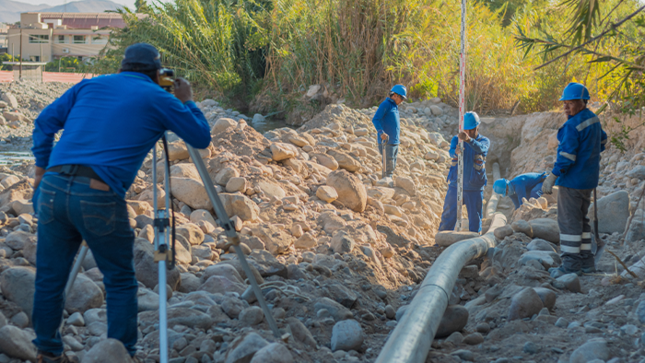 Personal de distribución y recolección de la Empresa Prestadora de Servicios de Moquegua, culminó los trabajos relacionados al empalme y recuperación de 210 metros lineales de la red de alcantarillado que colinda con el río Moquegua, a la altura del Malecón Ribereño.
Walter Villasante Conza, Gerente general de la EPS, señaló que dichos trabajos fueron priorizados por la empresa, ante la evaluación de daños que se realizó después de la temporada de lluvias que ocasionó el incremento del caudal en el río Moquegua y dañó la infraestructura de la red de alcantarillado que conduce el agua residual del centro poblado de los Ángeles a la PTAR Omo. 
Así mismo, el funcionario indicó que dicha intervención se enmarca en una de las políticas de la empresa que corresponde a las acciones de preservación y cuidado del medio ambiente, minimizando impactos ambientales. 
En este caso, la recuperación de la línea de alcantarillado evitaría impactos ambientales negativos en el río Moquegua y en los sectores aledaños, puntualizó Villasante Conza. 
Uso de nueva tecnología en el sistema de alcantarillado
Cabe indicar, que el personal de Distribución de la EPS, a cargo de la ejecución de dicho mantenimiento utilizó equipos de termofusión para termo soldar la tubería HDP disminuyendo el costo de accesorios, así mismo se realizaron trabajos de topografía y el uso de maquinaria pesada para la reconformación y relleno del terreno en el margen izquierdo del rio. 
Finalmente, el gerente general de la empresa prestadora, Walter Villasante, resaltó que se trabaja constantemente en la optimización de los procesos, tecnologías y recursos humanos, con el fin de ofrecer servicios de saneamiento eficientes, seguros y accesibles para toda la población de Moquegua.
