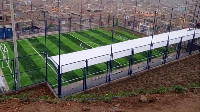 La Municipalidad Distrital de Ventanilla y el Gobierno Regional del Callao hicieron posible la llegada de un nuevo lugar destinado para la recreación y el deporte en Pachacútec. El alcalde Jhovinson Vasquez inauguró el Complejo Deportivo ‘La Bombonera 12 de octubre’ con modernas instalaciones para el disfrute de nuestros vecinos.
Los vecinos podrán hacer uso de este espacio que tiene un campo de grass sintético valla metálica, muro de contención y escaleras. Además de luces LED y baño. Una obra que cambiará la calidad de vida de la población de este emprendedor sector.