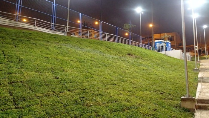 La Municipalidad Distrital de Ventanilla y el Gobierno Regional del Callao hicieron posible la llegada de un nuevo lugar destinado para la recreación y el deporte en Pachacútec. El alcalde Jhovinson Vasquez inauguró el Complejo Deportivo ‘La Bombonera 12 de octubre’ con modernas instalaciones para el disfrute de nuestros vecinos.
Los vecinos podrán hacer uso de este espacio que tiene un campo de grass sintético valla metálica, muro de contención y escaleras. Además de luces LED y baño. Una obra que cambiará la calidad de vida de la población de este emprendedor sector.