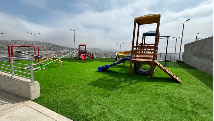 La Municipalidad Distrital de Ventanilla y el Gobierno Regional del Callao hicieron posible la llegada de un nuevo lugar destinado para la recreación y el deporte en Pachacútec. El alcalde Jhovinson Vasquez inauguró el Complejo Deportivo ‘La Bombonera 12 de octubre’ con modernas instalaciones para el disfrute de nuestros vecinos.
Los vecinos podrán hacer uso de este espacio que tiene un campo de grass sintético valla metálica, muro de contención y escaleras. Además de luces LED y baño. Una obra que cambiará la calidad de vida de la población de este emprendedor sector.
