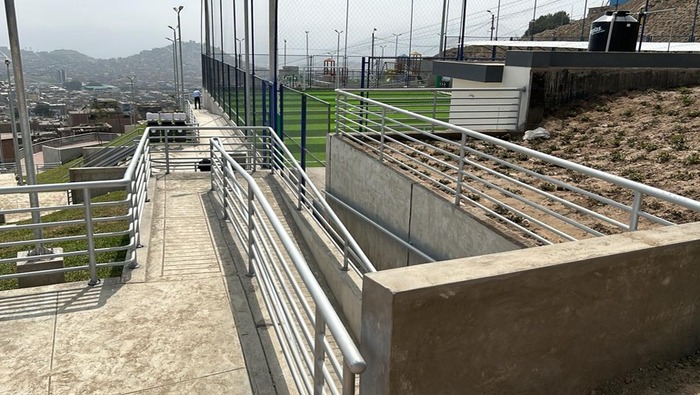 La Municipalidad Distrital de Ventanilla y el Gobierno Regional del Callao hicieron posible la llegada de un nuevo lugar destinado para la recreación y el deporte en Pachacútec. El alcalde Jhovinson Vasquez inauguró el Complejo Deportivo ‘La Bombonera 12 de octubre’ con modernas instalaciones para el disfrute de nuestros vecinos.
Los vecinos podrán hacer uso de este espacio que tiene un campo de grass sintético valla metálica, muro de contención y escaleras. Además de luces LED y baño. Una obra que cambiará la calidad de vida de la población de este emprendedor sector.