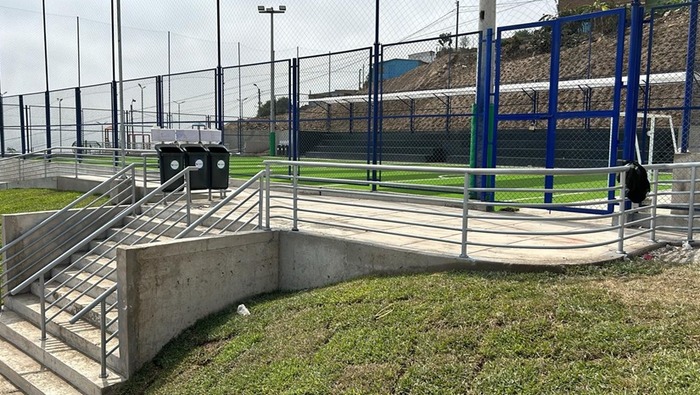 La Municipalidad Distrital de Ventanilla y el Gobierno Regional del Callao hicieron posible la llegada de un nuevo lugar destinado para la recreación y el deporte en Pachacútec. El alcalde Jhovinson Vasquez inauguró el Complejo Deportivo ‘La Bombonera 12 de octubre’ con modernas instalaciones para el disfrute de nuestros vecinos.
Los vecinos podrán hacer uso de este espacio que tiene un campo de grass sintético valla metálica, muro de contención y escaleras. Además de luces LED y baño. Una obra que cambiará la calidad de vida de la población de este emprendedor sector.