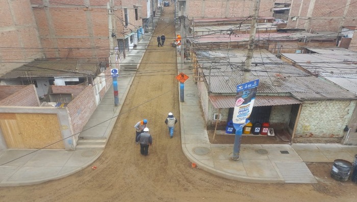 Después de 30 años de espera, un anhelado sueño está por convertirse en realidad. Gracias a las gestiones de nuestro alcalde, Jhovinson Vasquez con el Gobierno Regional del Callao, se iniciaron los trabajos de construcción de las pistas y veredas de la Margen Derecha.
Este proyecto marca el inicio de un futuro prometedor y de suma importancia para la población del sector. ¡Ventanilla sigue creciendo con su gente, y de la mano con sus autoridades!