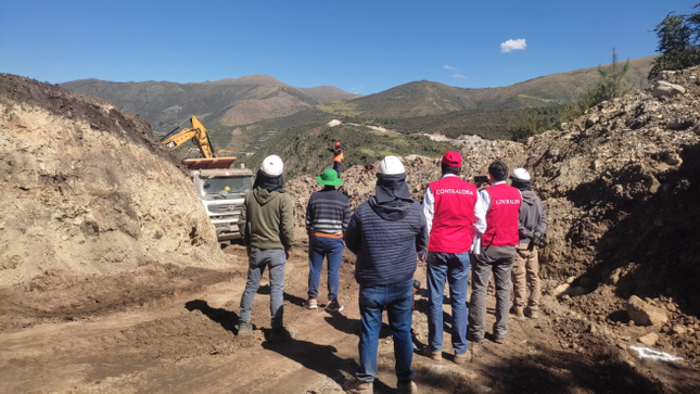 Apurímac.- La Contraloría General advirtió a la Municipalidad Distrital de San Juan de Chacña, provincia de Aymaraes, que el contratista ejecutor y supervisor de la obra de construcción de camino vecinal Secsenccaya -Jatun Pihuanca no cumplen con el equipamiento estratégico ofertado en las bases de contratación, las cuales fueron aprobadas mediante resoluciones de alcaldía.