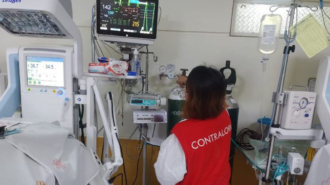 Tumbes. – La Contraloría General constató que la infraestructura de las áreas de Emergencia, Cuidados Críticos y Trauma Shock del Hospital Regional JAMO II-2 se encuentra en mal estado de conservación. Se observaron paredes con humedad y moho, instalaciones eléctricas en mal estado y servicios higiénicos inoperativos. Además, se detectó falta de equipos biomédicos para atención de pacientes, tales como manómetros, bombas de infusión, sillas de ruedas, camas portátiles, tensiómetros, termómetros de mercurio, etc.