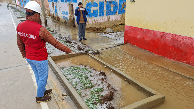 Huánuco. -  La Contraloría General detectó un perjuicio superior a S/ 1 millón por la deficiente e inconclusa construcción de pistas y veredas en la localidad de Gashampampa, en el distrito de Cauri – provincia de Lauricocha. Faltaron construir cunetas y veredas, se hallaron fisuras en el pavimento, rampas y juntas asfálticas con deficiencias, y a pesar de ello, la Municipalidad Distrital de San Miguel de Cauri aprobó la liquidación de la obra.   