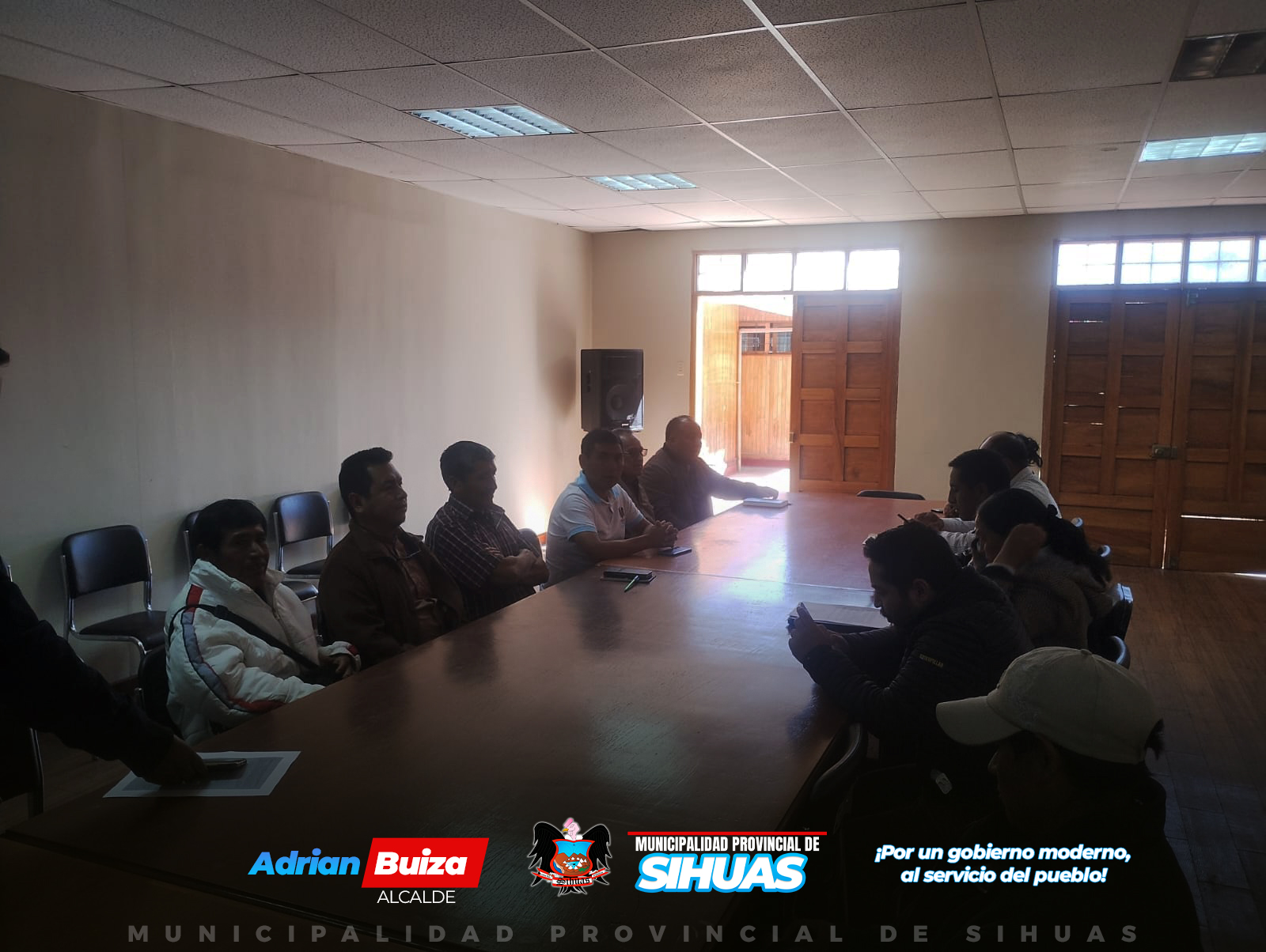 El miércoles 05 de junio de 2024, la autoridad edil, Demetrio Buiza Picón, junto a una delegación de autoridades locales y representantes de la sociedad civil de la provincia de Sihuas, visitaron las instalaciones del Gobierno Regional de Áncash (GRA), con el objetivo de solicitar la pronta ejecución y levantamiento de observaciones (concerniente de los aspectos presupuestales y técnicos necesarios) para avanzar en la “Reconstrucción del Hospital de Apoyo Sihuas II-1, ubicado en el distrito de Sihuas, provincia de Sihuas, departamento de Áncash”, identificado con Código Único de Inversiones (CUI) 2556264.
La comisión que también contó con la presencia del consejero Regional de Sihuas, Gregorio Fausto Silvestre Sanches; el director del Hospital de Apoyo Sihuas, Eduardo Liñan Flores; la subprefecta provincial de Sihuas, Fajny Carretero Lopez; el jefe de Recursos Humanos del Hospital de Apoyo Sihuas, Aristóteles Vera De La Cruz; el gerente de Infraestructura Desarrollo Urbano y Rural de la Municipalidad Provincial de Sihuas, Deyner Chauca Rodriguez; los regidores de la provincia, Yolvi Velásquez Liñan, Walter Morillo Carrillo y Johann Villanueva Gonzales; el alcalde distrital de San Juan, Benito Valverde Moreno; el alcalde del distrito de Sicsibamba, Marcos Corso López; y el responsable de la Agencia Agraria de Sihuas, Luis Mariano Loli Sánchez; fueron atendidos por el gerente general del GRA, Marco La Rosa Sanchez, en la Sala de Comisiones del Consejo Regional de Áncash, ubicado en el Campamento Vichay S/N, del distrito de Independencia, provincia de Huaraz
Durante la sesión, el alcalde Buiza Picón subrayó la importancia estratégica del proyecto para fortalecer la infraestructura de salud en la provincia. Además, se discutieron detalladamente las dificultades encontradas hasta la fecha, así como, la urgente necesidad de actualizar el Expediente Técnico correspondiente. En cuanto a la relación del marco presupuestal, se acordó la actualización del presupuesto para garantizar los recursos necesarios.
Por otro lado, el GRA reafirmó su compromiso de subsanar las observaciones detectadas durante la fiscalización y ha enviado el expediente a la Contraloría para la realización de un Hito de Control que garantice la transparencia y eficiencia del proceso.
Finalmente, el burgomaestre provincial y toda la comisión, han solicitado mediante acta, una posible reunión con el gobernador regional, Koki Noriga Fabián, para continuar con el diálogo, acuerdos y compromisos realizados el día hoy.
