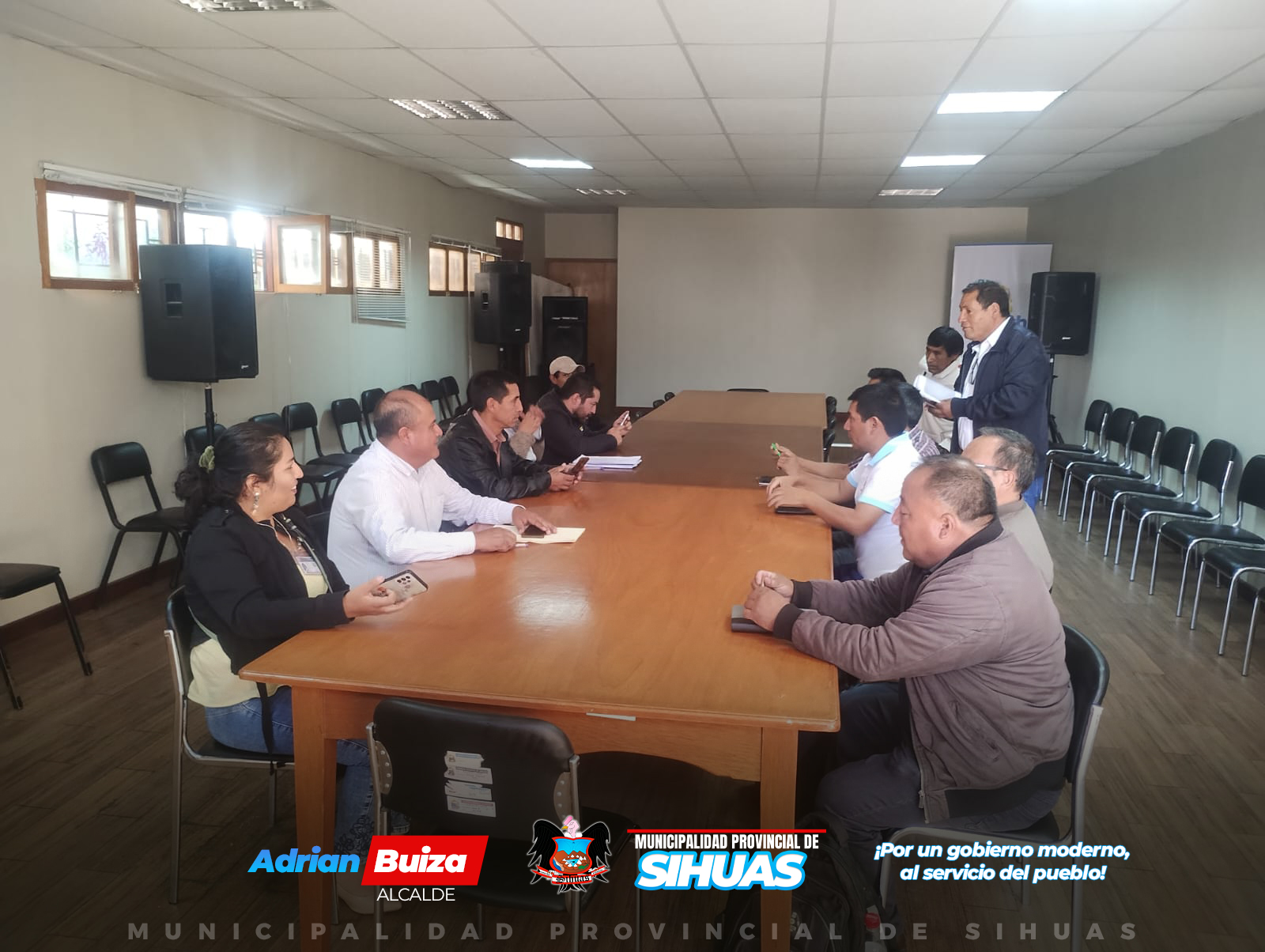 El miércoles 05 de junio de 2024, la autoridad edil, Demetrio Buiza Picón, junto a una delegación de autoridades locales y representantes de la sociedad civil de la provincia de Sihuas, visitaron las instalaciones del Gobierno Regional de Áncash (GRA), con el objetivo de solicitar la pronta ejecución y levantamiento de observaciones (concerniente de los aspectos presupuestales y técnicos necesarios) para avanzar en la “Reconstrucción del Hospital de Apoyo Sihuas II-1, ubicado en el distrito de Sihuas, provincia de Sihuas, departamento de Áncash”, identificado con Código Único de Inversiones (CUI) 2556264.
La comisión que también contó con la presencia del consejero Regional de Sihuas, Gregorio Fausto Silvestre Sanches; el director del Hospital de Apoyo Sihuas, Eduardo Liñan Flores; la subprefecta provincial de Sihuas, Fajny Carretero Lopez; el jefe de Recursos Humanos del Hospital de Apoyo Sihuas, Aristóteles Vera De La Cruz; el gerente de Infraestructura Desarrollo Urbano y Rural de la Municipalidad Provincial de Sihuas, Deyner Chauca Rodriguez; los regidores de la provincia, Yolvi Velásquez Liñan, Walter Morillo Carrillo y Johann Villanueva Gonzales; el alcalde distrital de San Juan, Benito Valverde Moreno; el alcalde del distrito de Sicsibamba, Marcos Corso López; y el responsable de la Agencia Agraria de Sihuas, Luis Mariano Loli Sánchez; fueron atendidos por el gerente general del GRA, Marco La Rosa Sanchez, en la Sala de Comisiones del Consejo Regional de Áncash, ubicado en el Campamento Vichay S/N, del distrito de Independencia, provincia de Huaraz
Durante la sesión, el alcalde Buiza Picón subrayó la importancia estratégica del proyecto para fortalecer la infraestructura de salud en la provincia. Además, se discutieron detalladamente las dificultades encontradas hasta la fecha, así como, la urgente necesidad de actualizar el Expediente Técnico correspondiente. En cuanto a la relación del marco presupuestal, se acordó la actualización del presupuesto para garantizar los recursos necesarios.
Por otro lado, el GRA reafirmó su compromiso de subsanar las observaciones detectadas durante la fiscalización y ha enviado el expediente a la Contraloría para la realización de un Hito de Control que garantice la transparencia y eficiencia del proceso.
Finalmente, el burgomaestre provincial y toda la comisión, han solicitado mediante acta, una posible reunión con el gobernador regional, Koki Noriga Fabián, para continuar con el diálogo, acuerdos y compromisos realizados el día hoy.