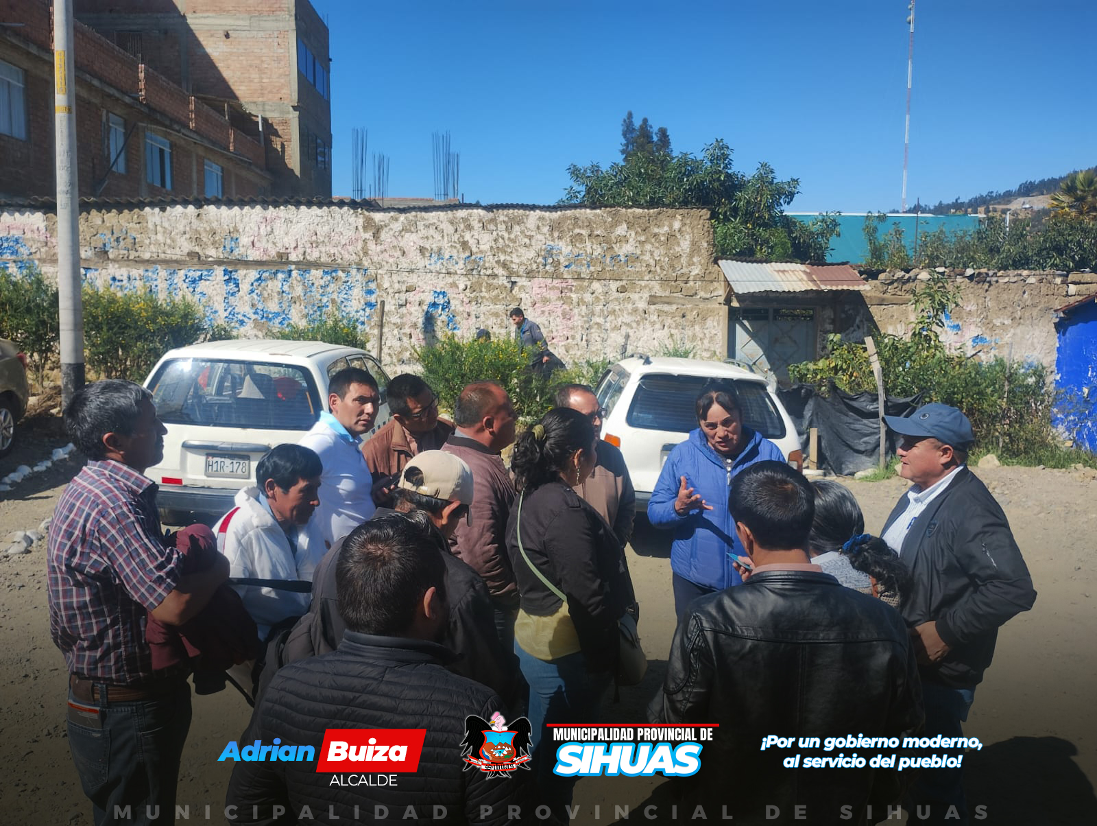 El miércoles 05 de junio de 2024, la autoridad edil, Demetrio Buiza Picón, junto a una delegación de autoridades locales y representantes de la sociedad civil de la provincia de Sihuas, visitaron las instalaciones del Gobierno Regional de Áncash (GRA), con el objetivo de solicitar la pronta ejecución y levantamiento de observaciones (concerniente de los aspectos presupuestales y técnicos necesarios) para avanzar en la “Reconstrucción del Hospital de Apoyo Sihuas II-1, ubicado en el distrito de Sihuas, provincia de Sihuas, departamento de Áncash”, identificado con Código Único de Inversiones (CUI) 2556264.
La comisión que también contó con la presencia del consejero Regional de Sihuas, Gregorio Fausto Silvestre Sanches; el director del Hospital de Apoyo Sihuas, Eduardo Liñan Flores; la subprefecta provincial de Sihuas, Fajny Carretero Lopez; el jefe de Recursos Humanos del Hospital de Apoyo Sihuas, Aristóteles Vera De La Cruz; el gerente de Infraestructura Desarrollo Urbano y Rural de la Municipalidad Provincial de Sihuas, Deyner Chauca Rodriguez; los regidores de la provincia, Yolvi Velásquez Liñan, Walter Morillo Carrillo y Johann Villanueva Gonzales; el alcalde distrital de San Juan, Benito Valverde Moreno; el alcalde del distrito de Sicsibamba, Marcos Corso López; y el responsable de la Agencia Agraria de Sihuas, Luis Mariano Loli Sánchez; fueron atendidos por el gerente general del GRA, Marco La Rosa Sanchez, en la Sala de Comisiones del Consejo Regional de Áncash, ubicado en el Campamento Vichay S/N, del distrito de Independencia, provincia de Huaraz
Durante la sesión, el alcalde Buiza Picón subrayó la importancia estratégica del proyecto para fortalecer la infraestructura de salud en la provincia. Además, se discutieron detalladamente las dificultades encontradas hasta la fecha, así como, la urgente necesidad de actualizar el Expediente Técnico correspondiente. En cuanto a la relación del marco presupuestal, se acordó la actualización del presupuesto para garantizar los recursos necesarios.
Por otro lado, el GRA reafirmó su compromiso de subsanar las observaciones detectadas durante la fiscalización y ha enviado el expediente a la Contraloría para la realización de un Hito de Control que garantice la transparencia y eficiencia del proceso.
Finalmente, el burgomaestre provincial y toda la comisión, han solicitado mediante acta, una posible reunión con el gobernador regional, Koki Noriga Fabián, para continuar con el diálogo, acuerdos y compromisos realizados el día hoy.