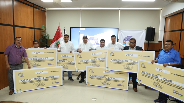 Gobernador entrega vales de combustible a alcaldes de Paita para mejoramiento de caminos
