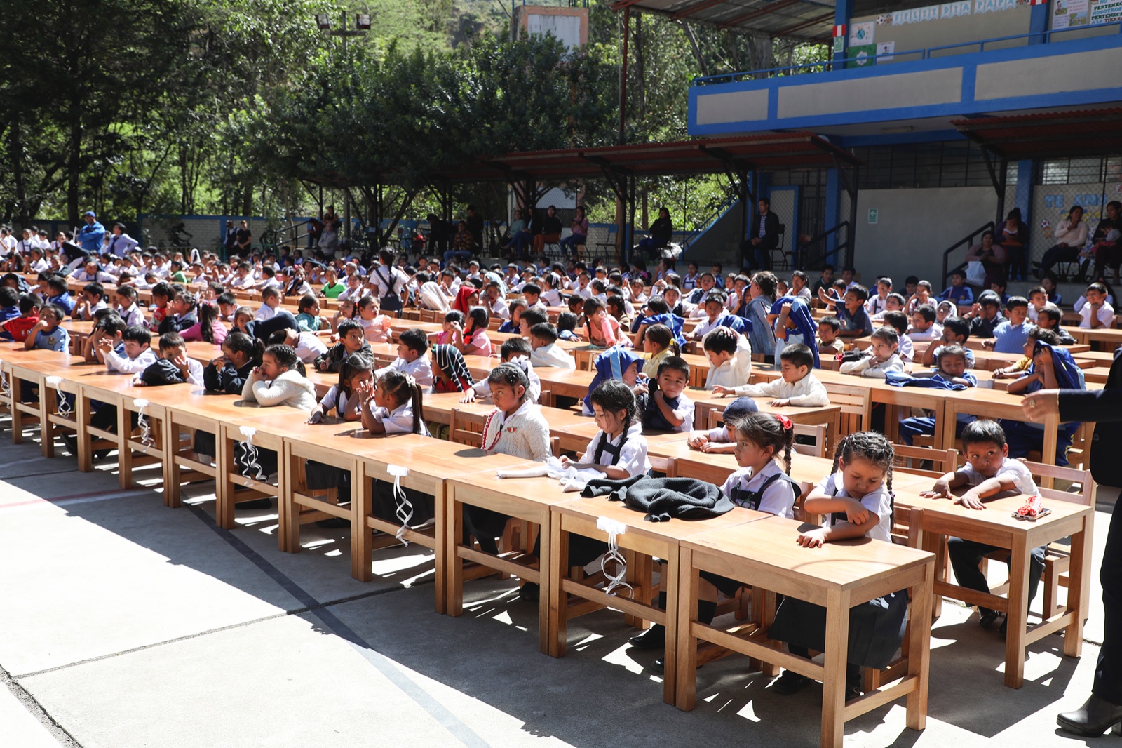 GORE inicia entrega de mobiliario escolar a 49 instituciones educativas en Pacaipampa