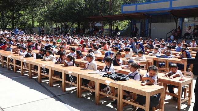 GORE inicia entrega de mobiliario escolar a 49 instituciones educativas en Pacaipampa